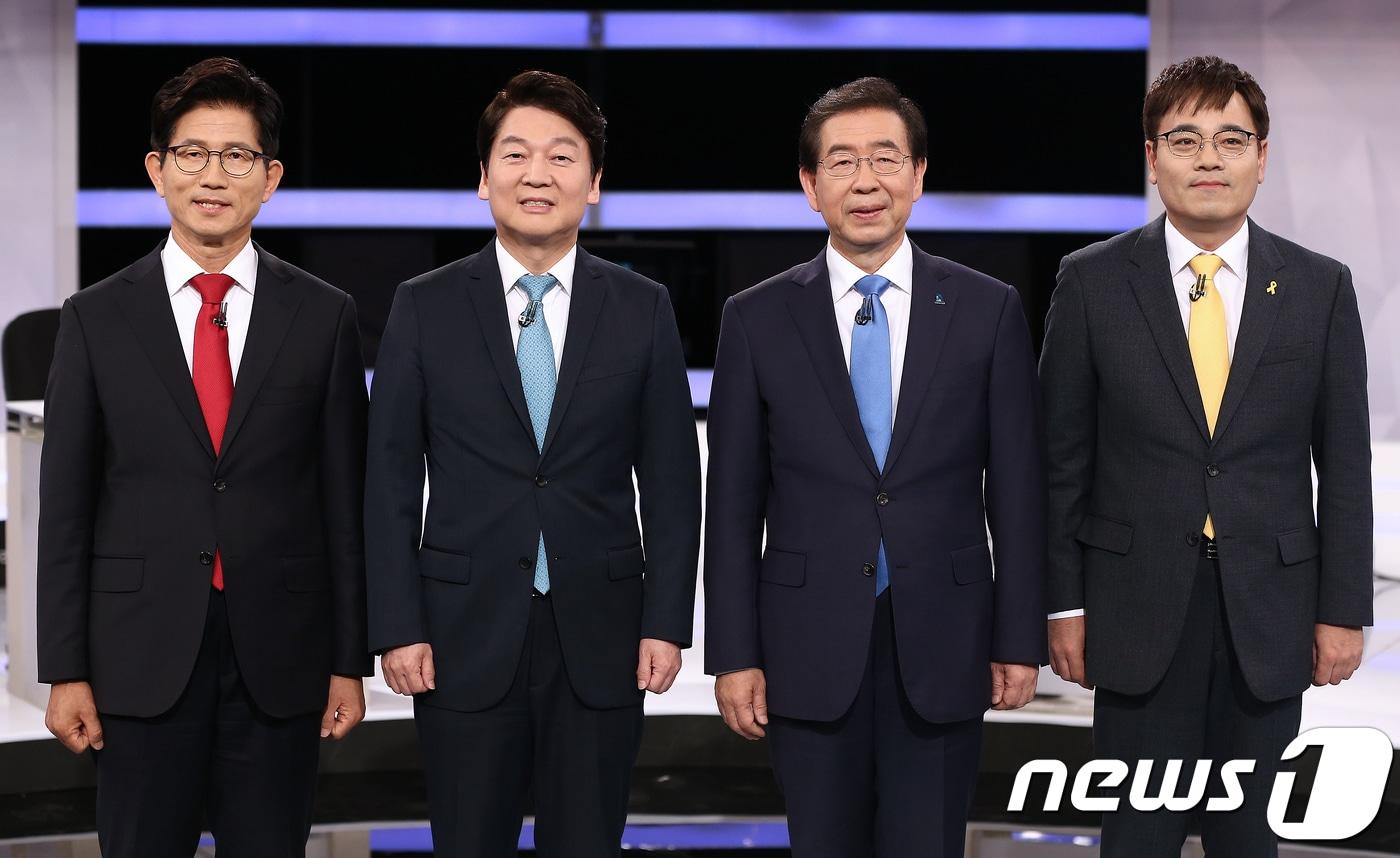 본문 이미지 - 6·13 지방선거 서울특별시장 김문수 자유한국당(왼쪽부터), 안철수 바른미래당, 박원순 더불어민주당, 김종민 정의당 후보가 30일 오후 서울 여의도 KBS에서 열린 '2018 지방선거 서울특별시장 후보 초청 토론회'에 앞서 기념촬영을 하고 있다.2018.5.30/뉴스1 ⓒ News1 국회사진취재단