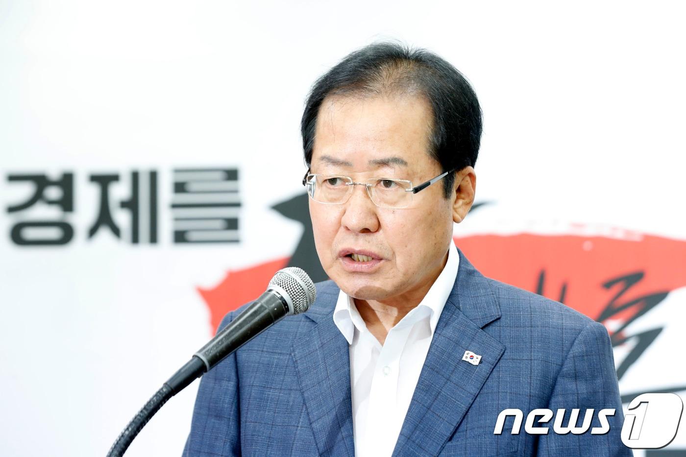 본문 이미지 - 홍준표 자유한국당 대표가 31일 서울 여의도 당사에서 열린 6·13 지방선거 대국민호소 기자회견에서 지지를 호소하고 있다. 2018.5.31/뉴스1 ⓒ News1 안은나 기자