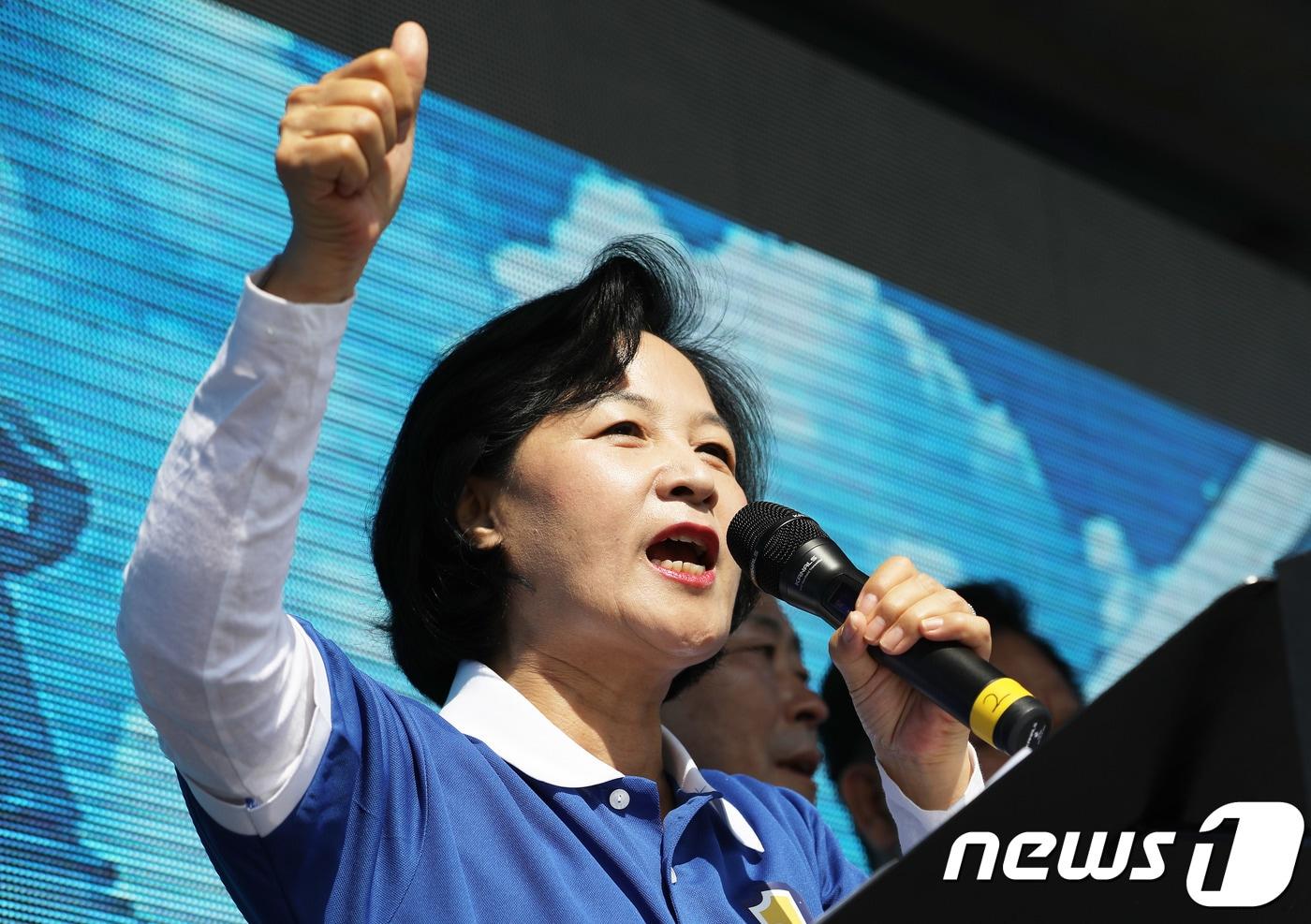 본문 이미지 - 추미애 더불어민주당 대표가 제7회 전국동시지방선거 공식 선거 운동이 시작된 31일 오전 서울 중랑구 면목역 앞에서 열린 류경기 중랑구청장 후보 출정식에서 발언을 하고 있다. 2018.5.31/뉴스1 ⓒ News1 이재명 기자