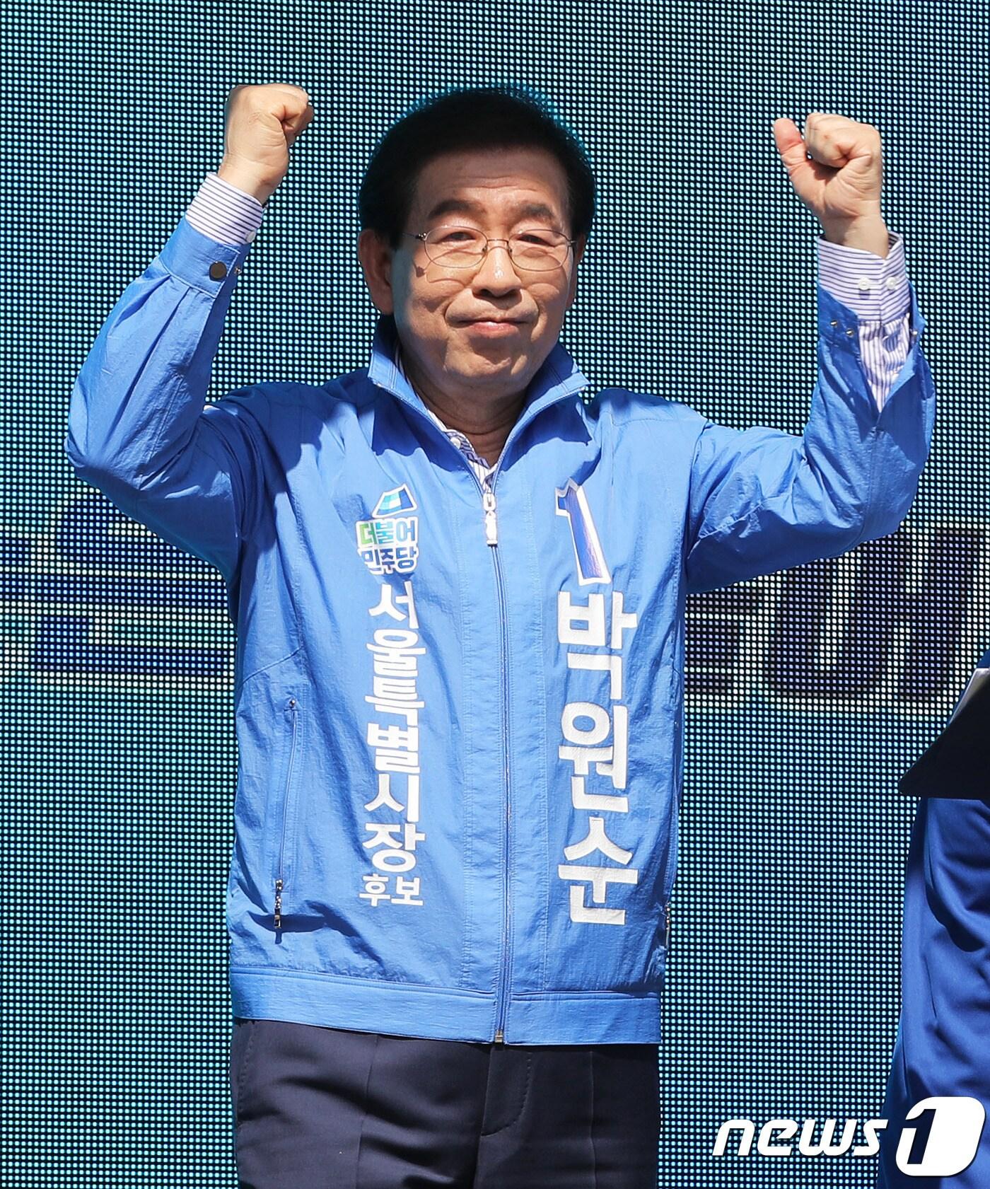본문 이미지 - 박원순 더불어민주당 서울시장 후보가 제7회 전국동시지방선거 공식 선거운동이 시작된 31일 오전 서울 중랑구 면목역 앞에서 열린 류경기 중랑구청장 후보 출정식에서 발언을 마친 후 주먹을 불끈 쥐고 있다. 2018.5.31/뉴스1 ⓒ News1 이재명 기자