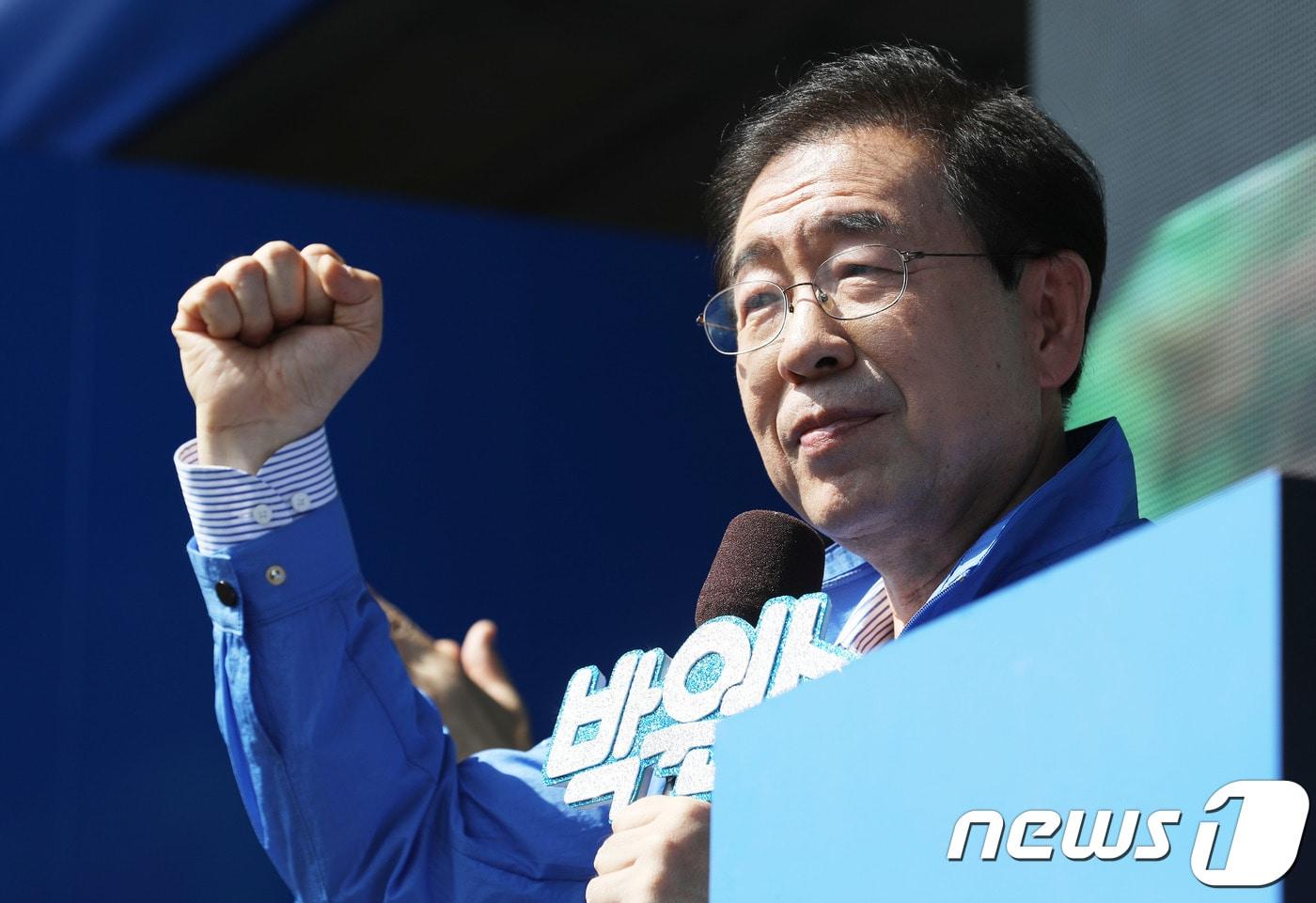 본문 이미지 - 박원순 더불어민주당 서울시장 후보가 제7회 전국동시지방선거 공식 선거 운동이 시작된 31일 오전 서울 중랑구 면목역 앞에서 열린 류경기 중랑구청장 후보 출정식에서 발언을 하고 있다. 2018.5.31/뉴스1 ⓒ News1 이재명 기자