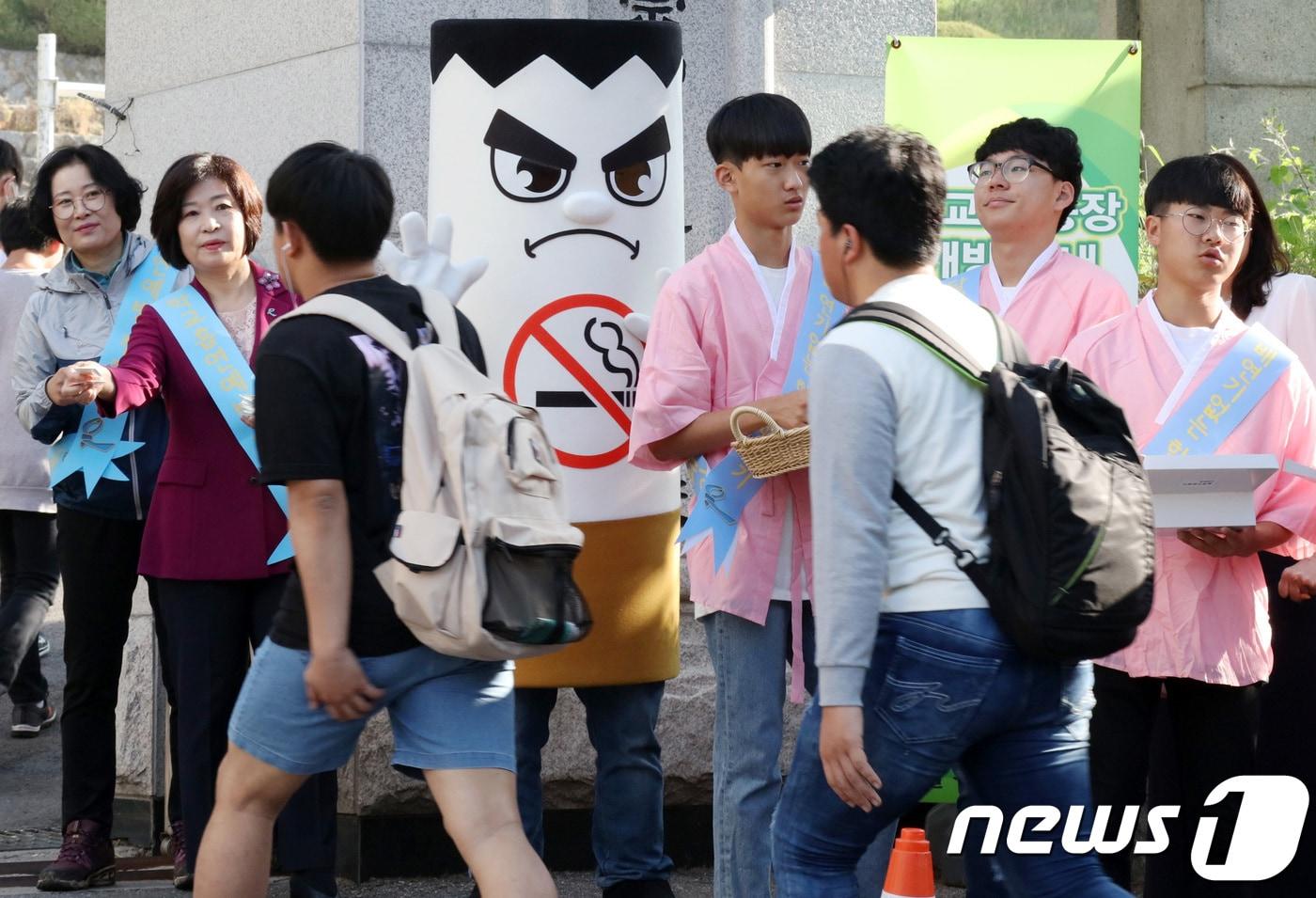 본문 이미지 - 숭실중학교 학생 및 교직원들과 서울시교육청 직원들이 학생 흡연예방을 알리는 '블루리본 캠페인'을 펼치고 있다. ⓒ News1 박지수 기자