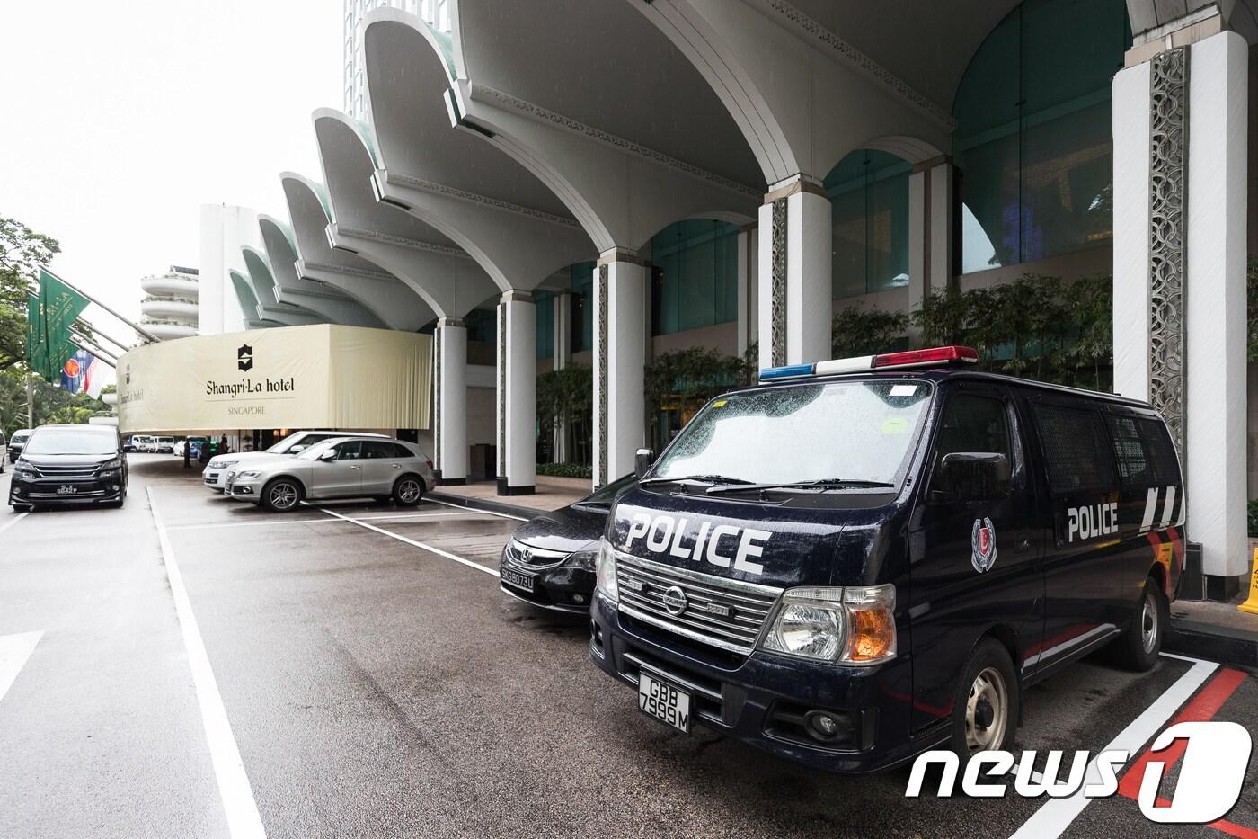 내달 12일로 예정된 북미정상회담 개최 유력 후보지로 거론되는 싱가포르 샹그릴라 호텔에 현지 경찰차가 배치돼 있다. ⓒ News1 유승관 기자