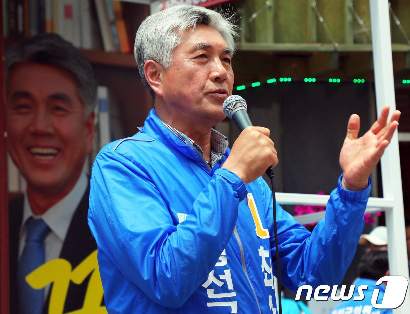 본문 이미지 - 최승준 더불어민주당 정선군수 후보가 6·13 지방선거 공식 선거운동이 시작된 31일 강원 정선군 정선읍 신협 앞에서 출정식을 갖고 인사말을 전하고 있다. 2018.5.31/뉴스1 ⓒ News1 박하림 기자