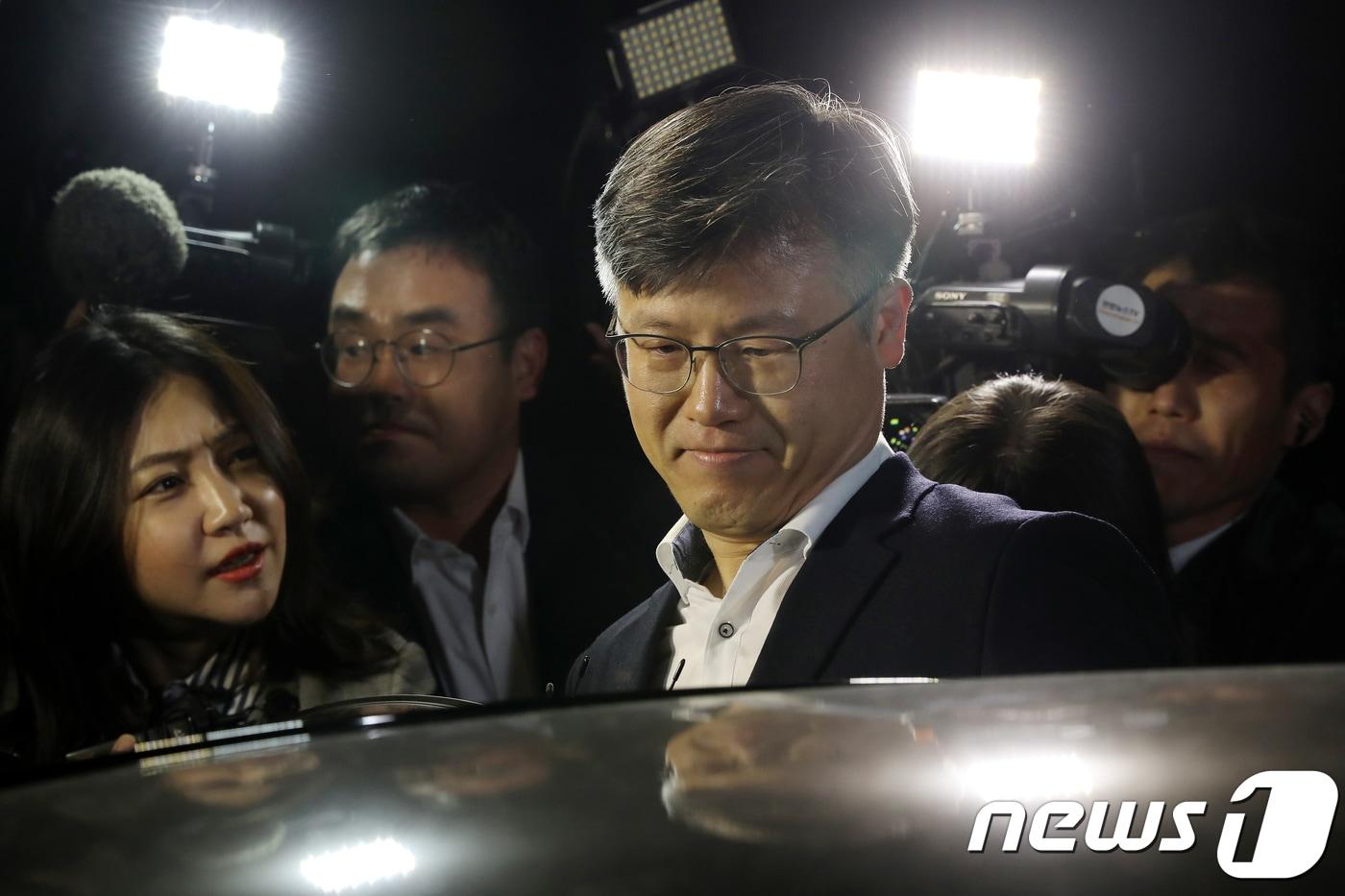 본문 이미지 - '국정농단'의 공범으로 실형을 확정받은 정호성 전 청와대 부속비서관이 4일 새벽 만기출소해 서울 구로구 서울남부구치소를 나서 차량에 오르고 있다. 2018.5.4/뉴스1 ⓒ News1 민경석 기자