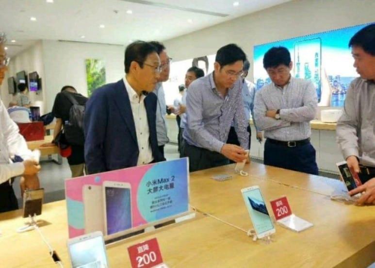 본문 이미지 - 지난 5월 삼성전자 경영진들과 중국 선전에 위치한  스마트폰 브랜드 '샤오미 '의 매장을 둘러보고 있는 이재용 삼성전자 부회장(가운데)의 모습.(중국 웨이보 캡처) ⓒ News1