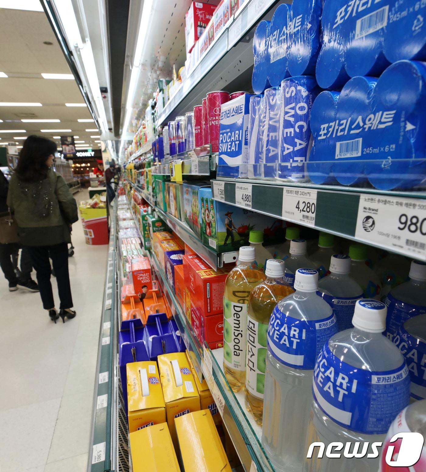 본문 이미지 - 서울 시내 한 대형마트에 이온음료가 진열돼 있다 . 2018.5.4 ⓒ 뉴스1 구윤성 기자