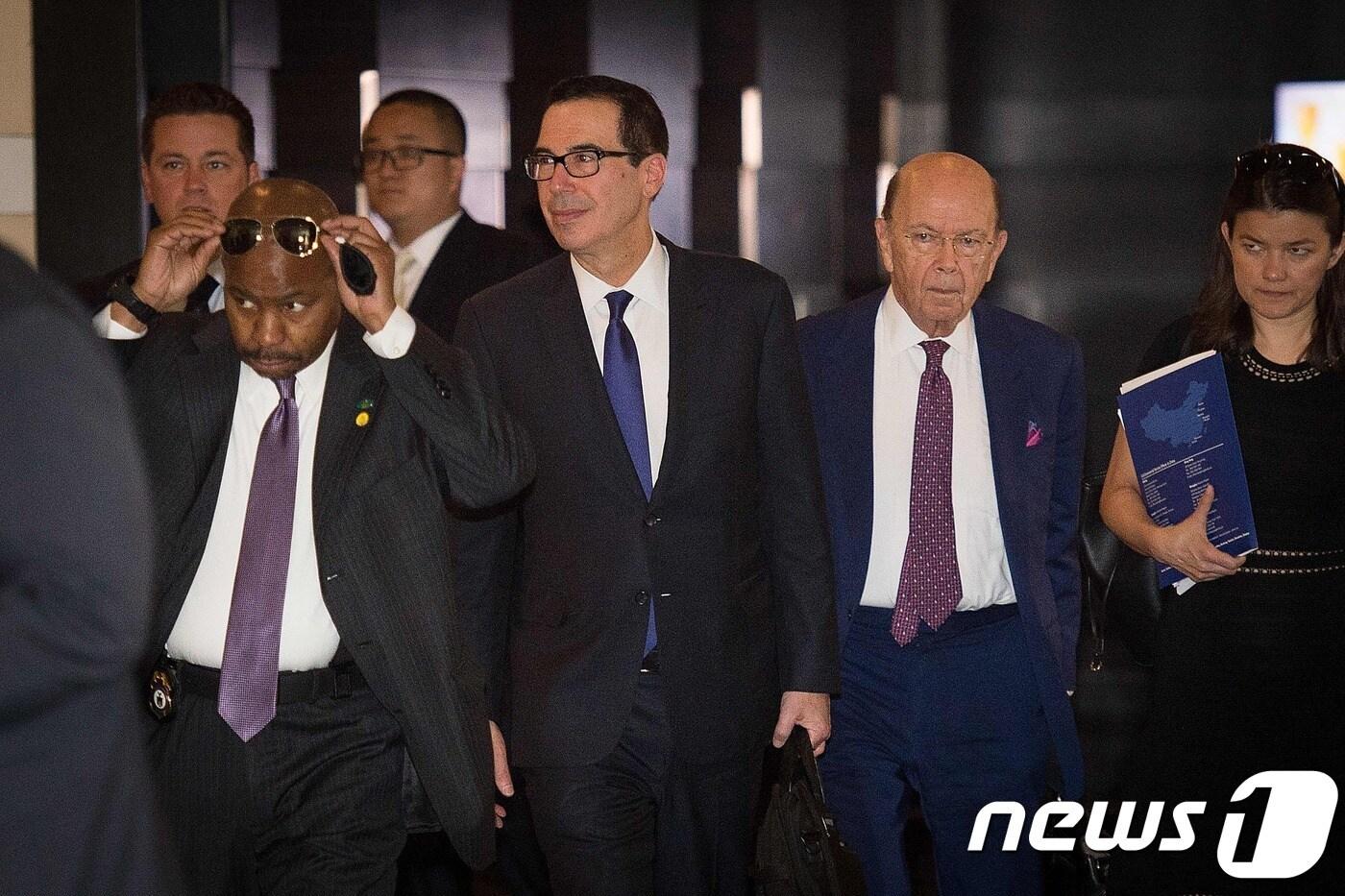 스티븐 므누신 미국 재무장관과 윌버 로스 상무장관이 지난 4일 베이징에서 1차  무역협상하기 위해 댜오위타이 국빈관으로 가기위해 호텔로비를 나서고 있다. ⓒ AFP=뉴스1 ⓒ News1 