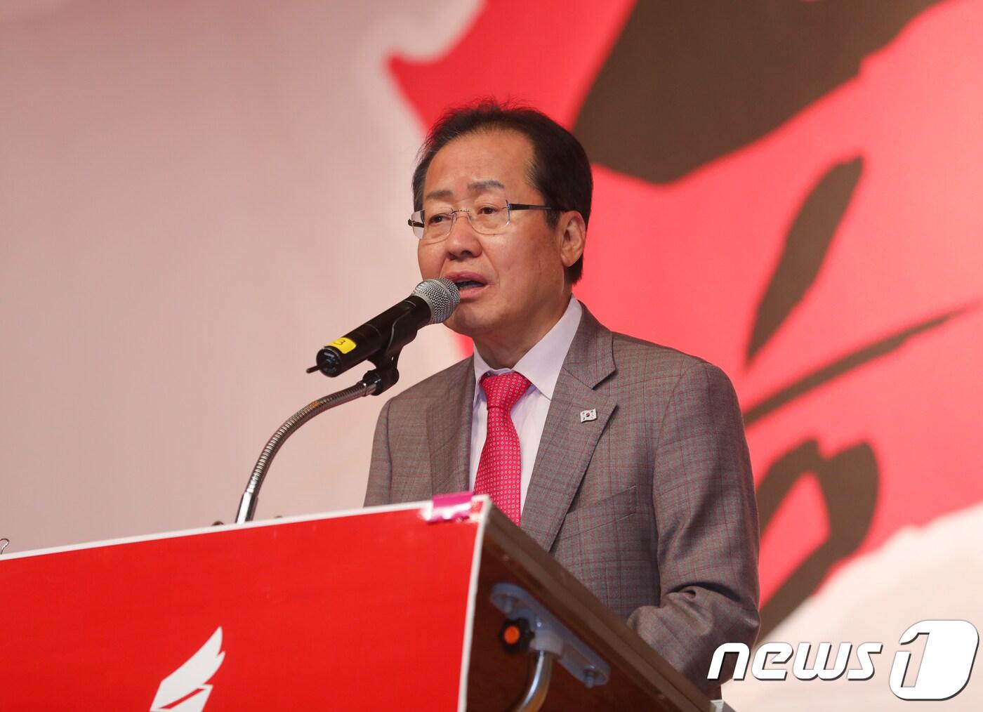 본문 이미지 - 홍준표 자유한국당 대표가 4일 오후 강원 횡성군 실내체육관에서 열린 강원도당 지방선거 필승결의대회에서 인사말을 하고 있다.2018.5.4/뉴스1 ⓒ News1 이찬우 기자
