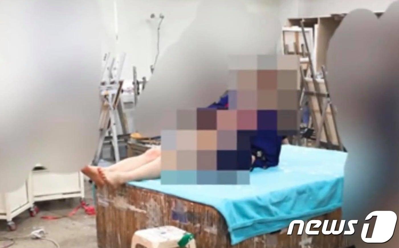 지난 1일 남성혐오 사이트 '워마드'에 게시된 유출사진(독자제공)ⓒ News1