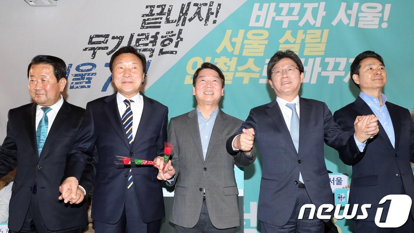 본문 이미지 - 안철수 바른미래당 서울시장 후보가 6일 서울 홍대의 한 카페에서 열린 선거대책위원위 발대식에서 유승민, 박주선 공동대표, 손학규 선대위원장과 손을 맞잡고 있다. 2018.5.6/뉴스1 ⓒ News1 허경 기자
