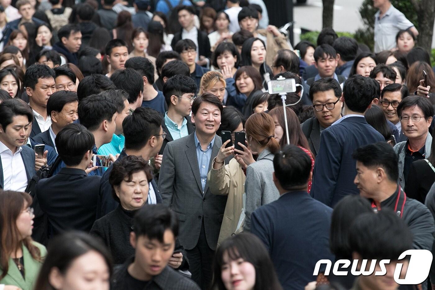 본문 이미지 - 안철수 바른미래당 서울시장 후보가 6일 오후 서울 강남구 강남역 일대에서 시민들과 인사하고 있다. 2018.5.6/뉴스1 ⓒ News1 이승배 기자