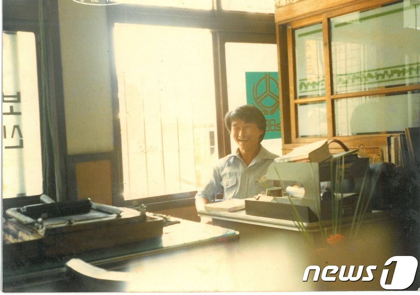 광주YWCA 신협 근무 시설 박용준씨. 박씨는 들불야학에서 5·18민주화운동의 진실을 알리기 위해 제작된 투사회보의 철필작업을 담당했다.(소설가 전영호씨 제공) ⓒ News1 