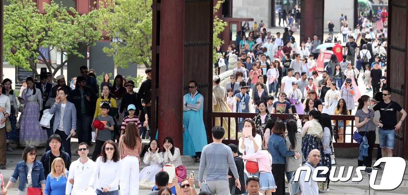 본문 이미지 - 서울 경복궁이 시민과 외국인관광객들로 북적거리고 있다. ⓒ News1 황기선 기자