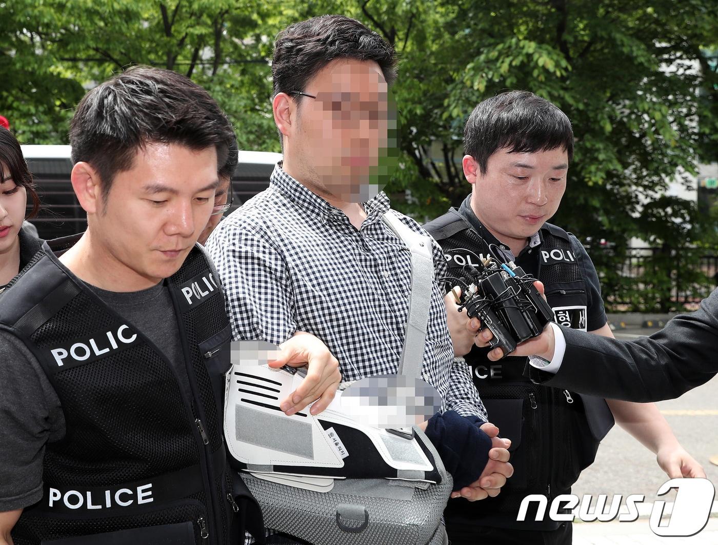 본문 이미지 - 김성태 자유한국당 원내대표를 폭행한 김모씨(31)가 7일 오후 서울 양천구 서울남부지방법원에서 열린 피의자 심문(영장실질심사)에 출석하고 있다. 2018.5.7/뉴스1 ⓒ News1 이재명 기자