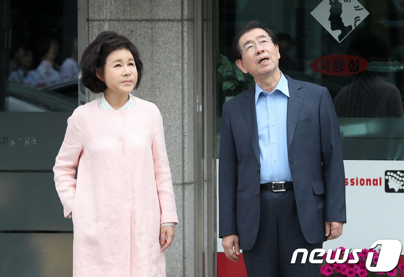 박원순 서울시장과 부인 강난희 여사가 어버이날을 하루 앞둔 7일 오후 서울 종로구 가회동 관저를 나서 가회경로당을 향하고 있다. 2018.5.7/뉴스1 ⓒ News1 박세연 기자