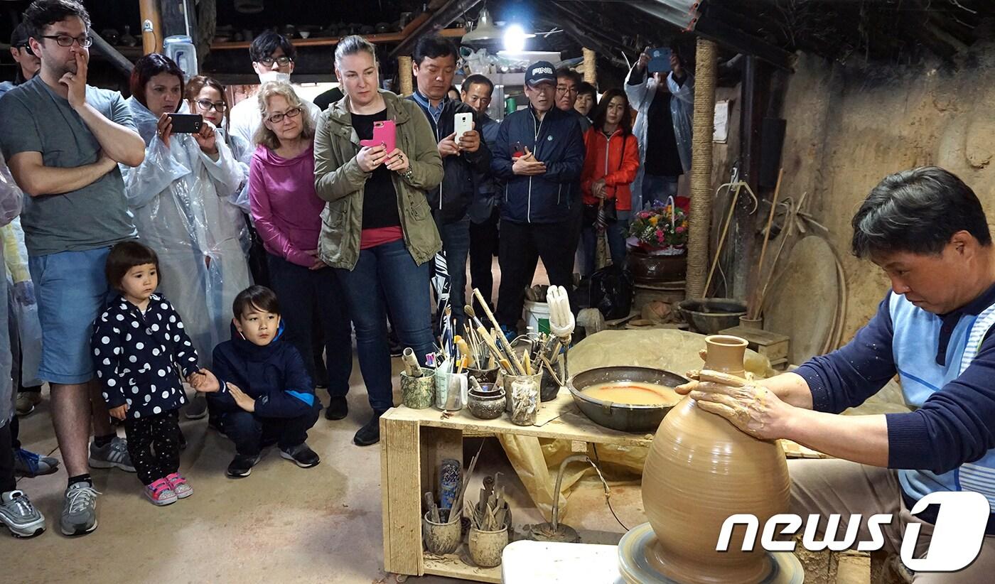 '울산옹기축제'를 찾은 외국인 관광객들이 옹기 제작과정을 살펴보고 있다. /뉴스1 DB