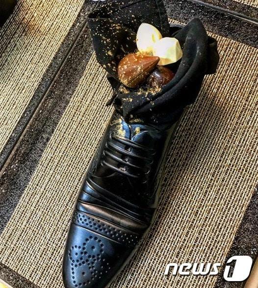 본문 이미지 - 베냐민 네타냐후 이스라엘 총리 부부가 아베 신조 일본 총리와의 만찬에서 대접한 '신발 디저트' <세게브 모셰 셰프 인스타그램 갈무리> ⓒ News1