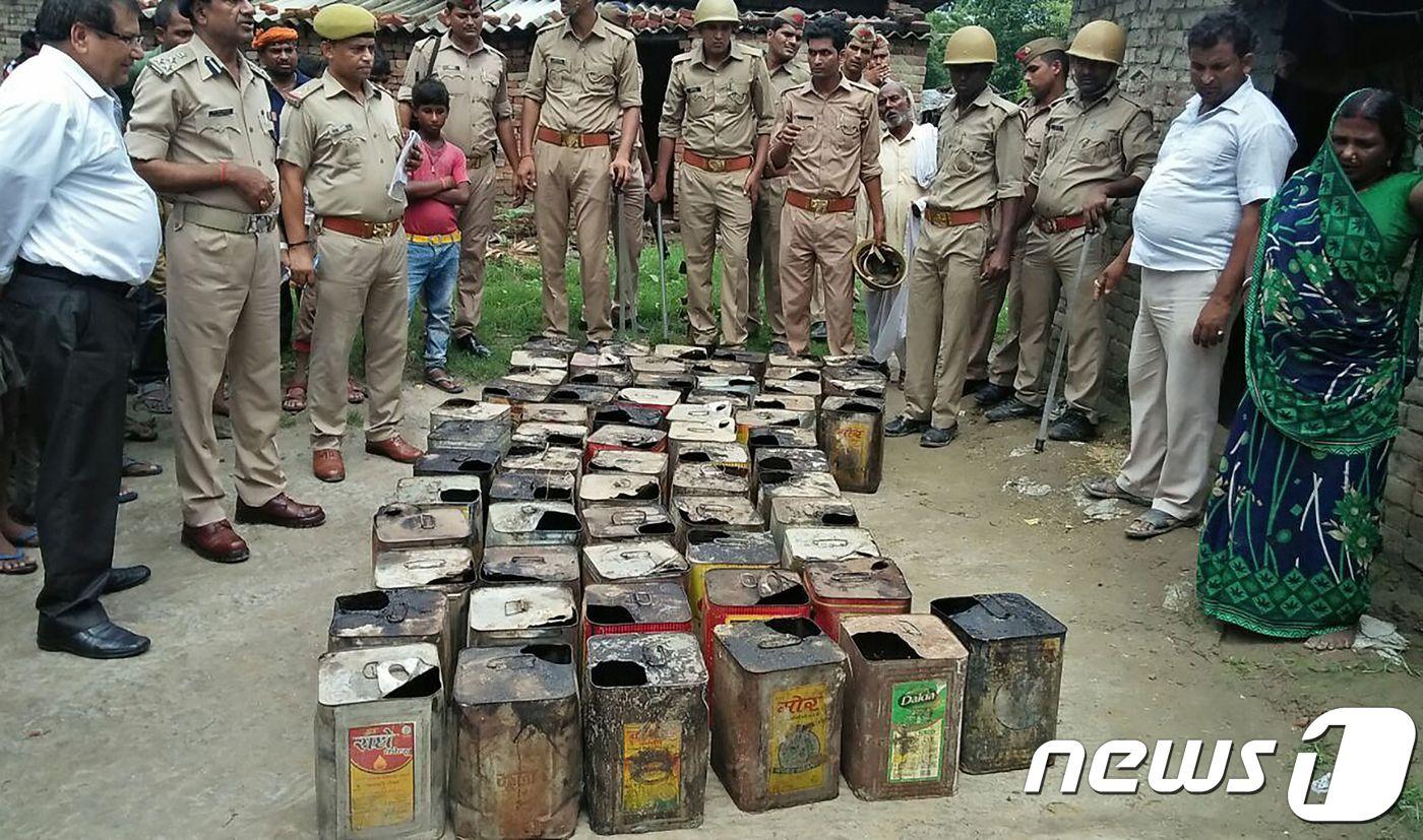 개인이 만든 밀주를 수거한 인도 경찰. <자료사진> ⓒ AFP=뉴스1
