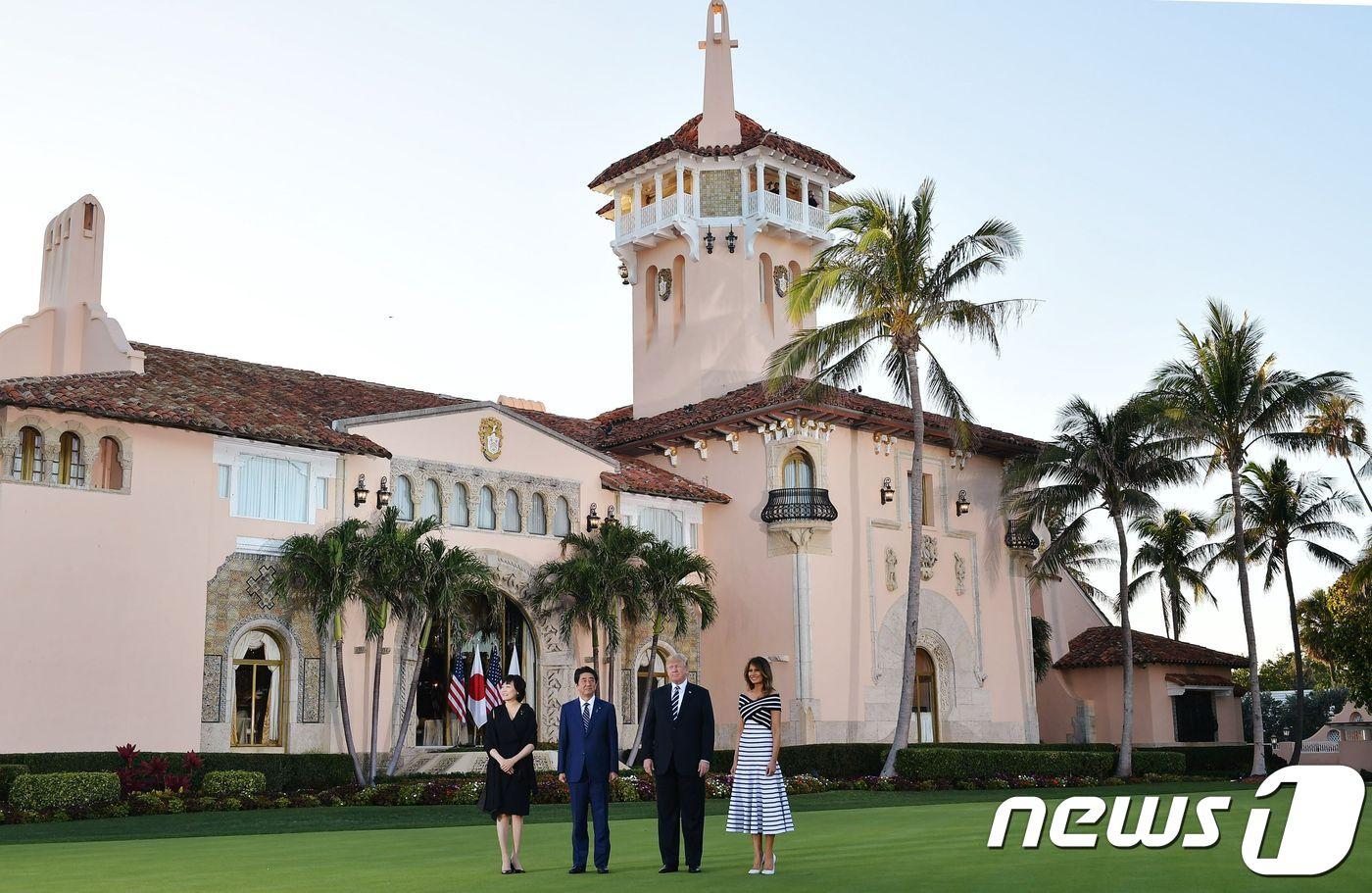 도널드 트럼프 미국 대통령(오른쪽 두번째) 소유의 마라라고 리조트 앞에서 포즈를 취한 아베 신조 일본 총리(왼쪽 두번째)와 부인 아키에 여사(왼쪽). ⓒ AFP=뉴스1