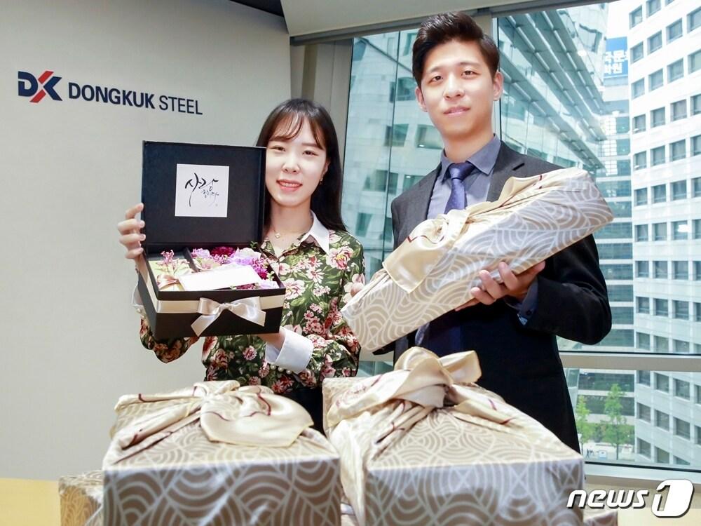 본문 이미지 - 동국제강이 어버이날을 맞아 해외주재원 부모님들께 감사선물을 전달했다. ⓒ News1
