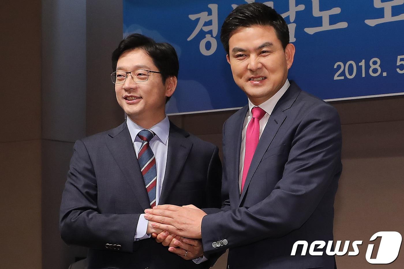 본문 이미지 - 김경수 더불어민주당 경남도지사 예비후보(왼쪽)와 김태호 자유한국당 경남도지사 예비후보가 8일 오전 서울 중구 프레스센터에서 열린 관훈클럽 초청 토론회에서 악수를 하고 있다. 2018.5.8/뉴스1 ⓒ News1 임세영 기자