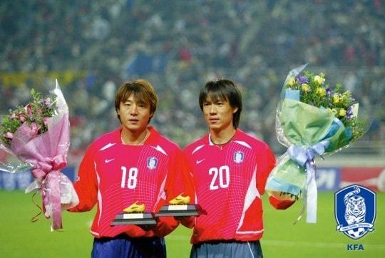 본문 이미지 - 2002년 한일 월드컵 4강 진출을 이끈 황선홍 U-23대표팀 감독과 홍명보 울산 현대 감독의 선수 시절.  (대한축구협회 제공) ⓒ News1