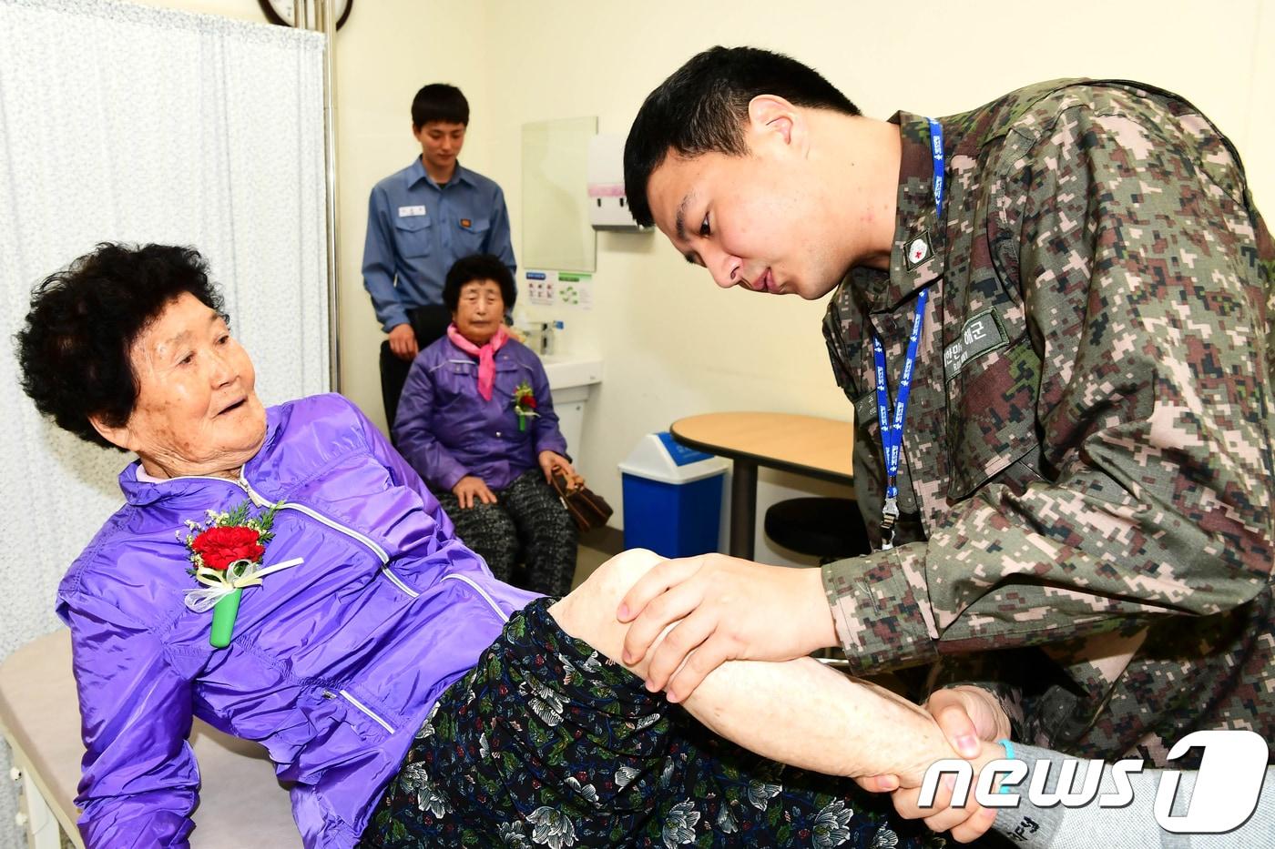 본문 이미지 - 해군 제주기지전대 군의관이 제주 서귀포시 강정동 해군기지에서 강정마을 어르신들에게 의료지원을 하는 모습. 2018.5.8 ⓒ 뉴스1 이석형 기자(해군 제공)