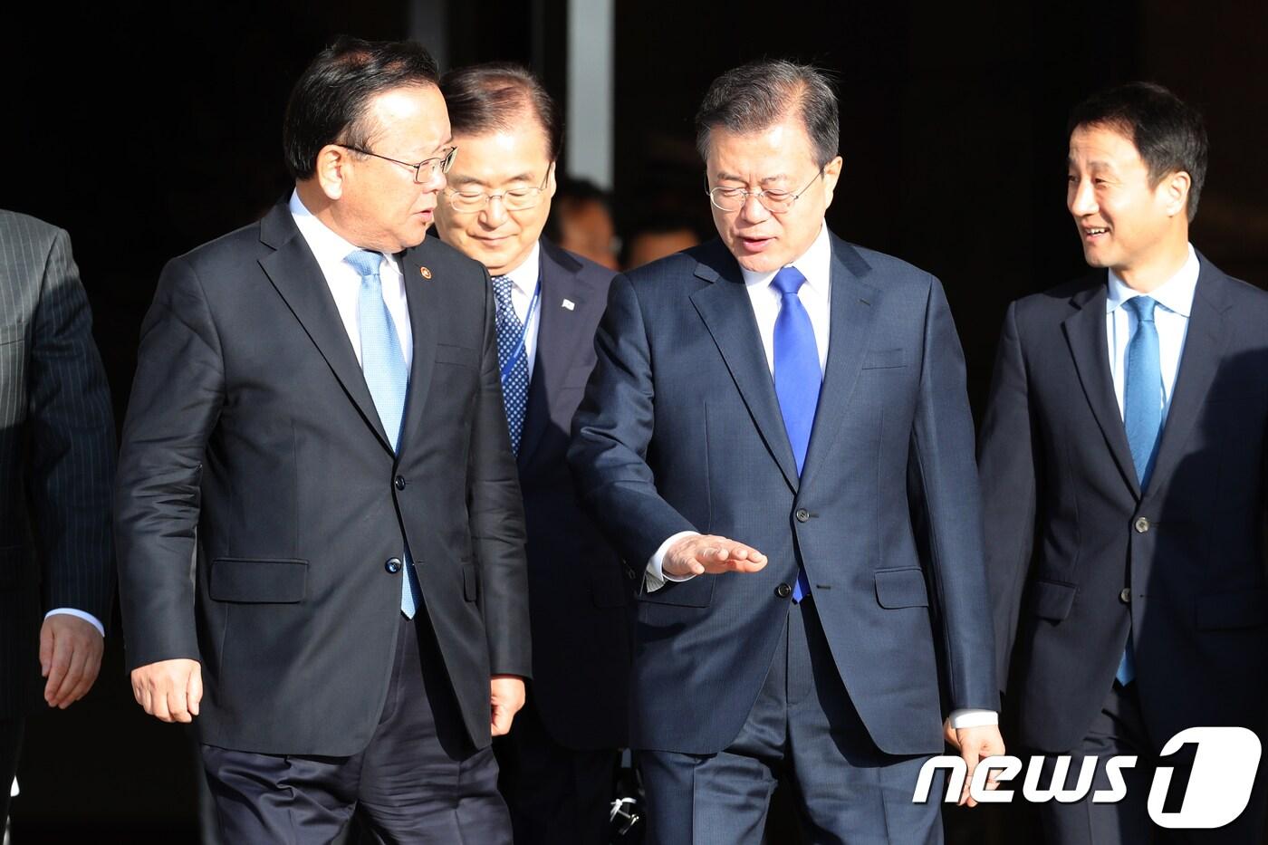 본문 이미지 - 제7차 한일중 정상회의에 참석하기 위해 일본으로 출국하는 문재인 대통령이 9일 오전 경기도 성남 서울공항에서 전용기로 이동하며 김부겸 행안부장관과 대화하고 있다. 2018.5.9/뉴스1 ⓒ News1 이광호 기자