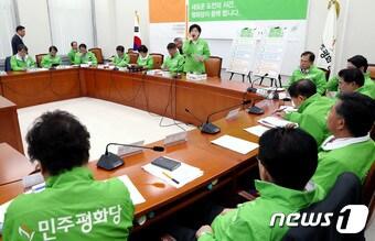 본문 이미지 - 박주현 민주평화당 정책공약본부장이 9일 국회에서 지방선거 10대 정책공약을 발표하고 있다. 민주평화당은 더 많은 지역예산과 함께 지역민 우선 일자리 제도 등 10가지 공약을 발표했다. 2018.5.9/뉴스1 ⓒ News1 박정호 기자