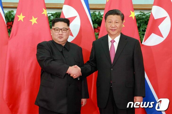 본문 이미지 - 북한 노동신문은 김정은 북한 국무위원장이 5월7~8일 중국 다롄을 방문해 시진핑 중국 국가주석과 회동을 가졌다고 지난달 9일 보도했다.(노동신문) 2018.5.9/뉴스1