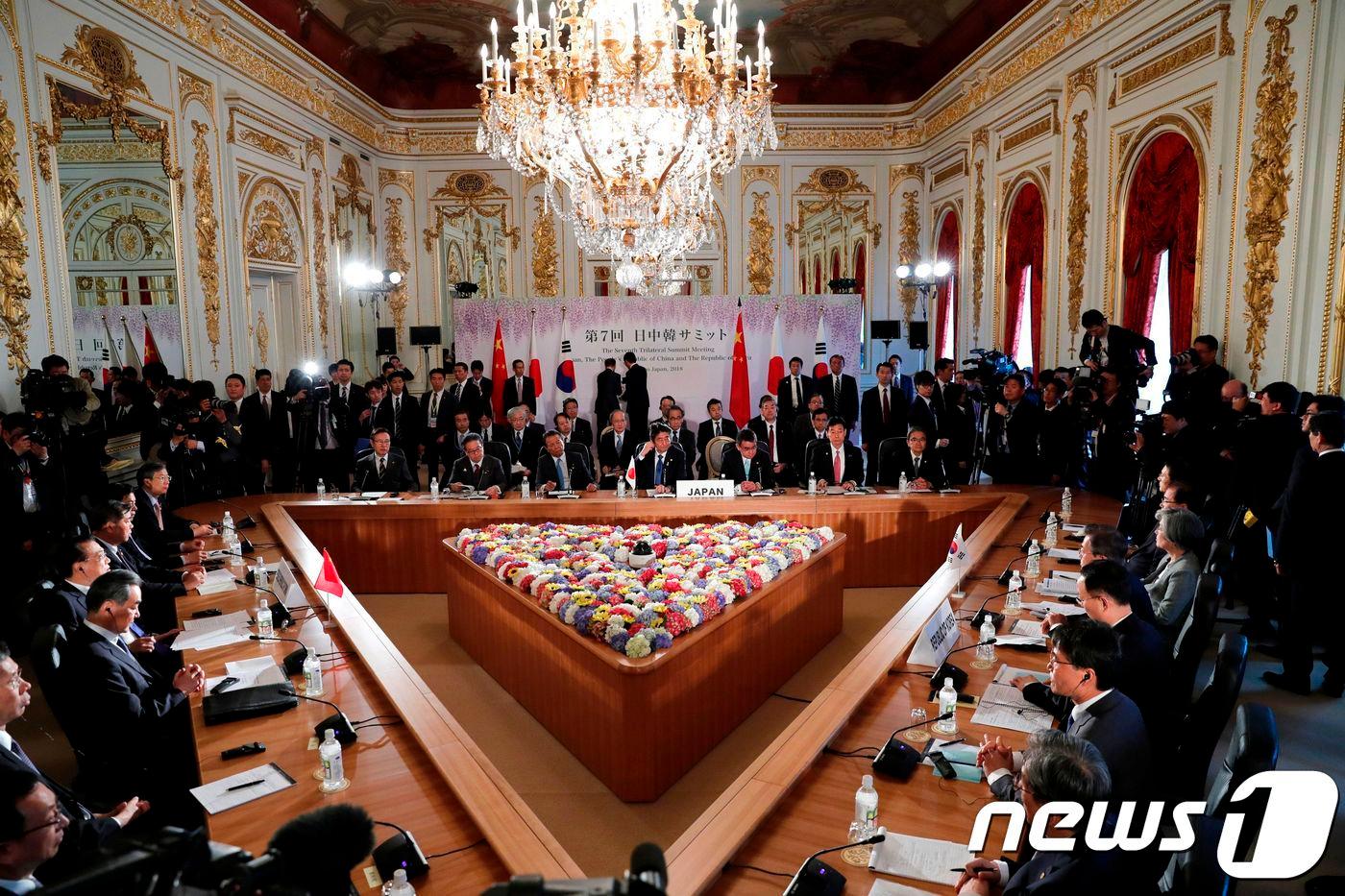본문 이미지 - 문재인 대통령과 아베 신조 일본 총리, 리커창 중국 총리가 지난해 일본 도쿄 아카사카 영빈관에서 제7차 한·일·중 정상회의에서 대표단들과 회의를 하고 있다. ⓒ AFP=뉴스1 ⓒ News1 우동명 기자