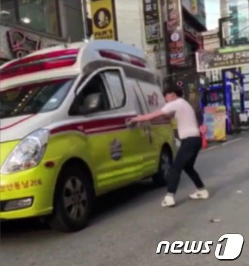 본문 이미지 - 119구급차 탈취범이 먹자골목에서 훔친 차량을 발로 차는 등 이상행동을 보이고 있다. ⓒ News1