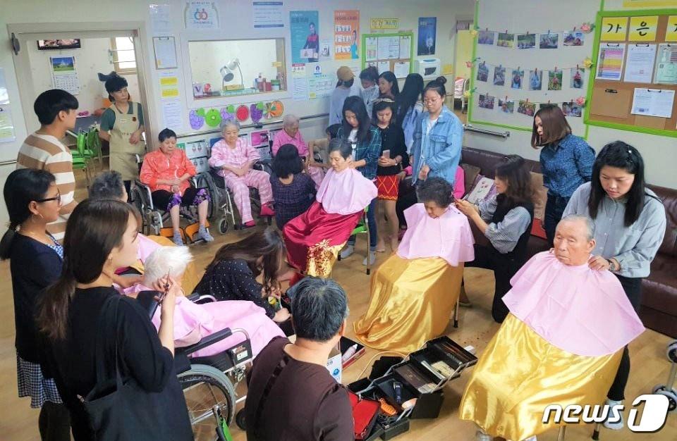본문 이미지 - 전주비전대 미용건강과 학생들이 어버이날을 맞아 요양병원을 찾아 이미용 봉사를 실시했다.(전주비전대 제공)ⓒ News1