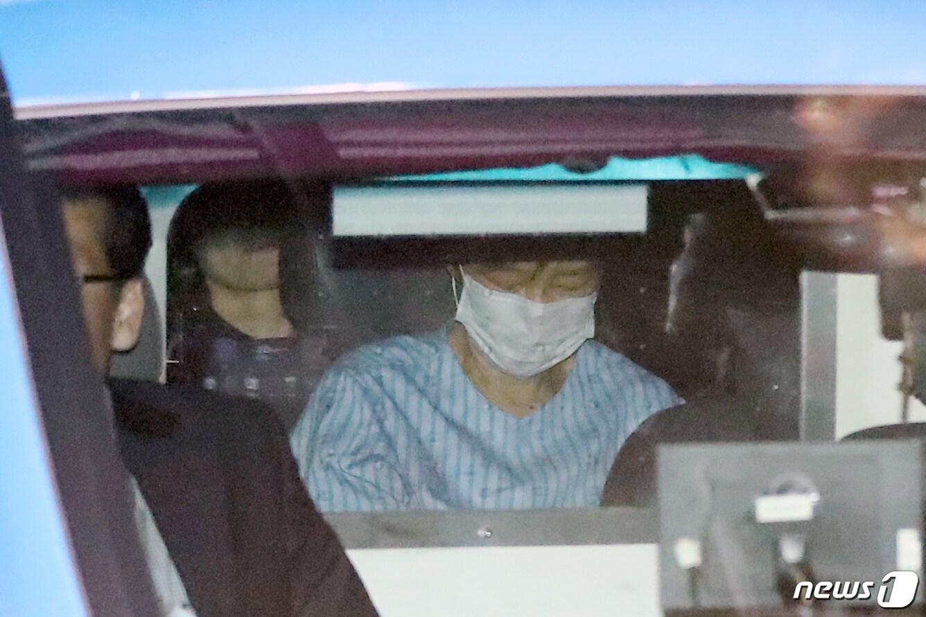 본문 이미지 - 박근혜 전 대통령이 9일 서울 서초구 강남성모병원에서 진료를 마친 뒤 구치소로 돌아가고 있다. 박 전 대통령은 허리 통증과 무릎 관절염 등의 치료를 받은 것으로 알려졌으며, 이날로 다섯 번째 외래 진료를 받았다. 2018.5.9/뉴스1 ⓒ News1 민경석 기자