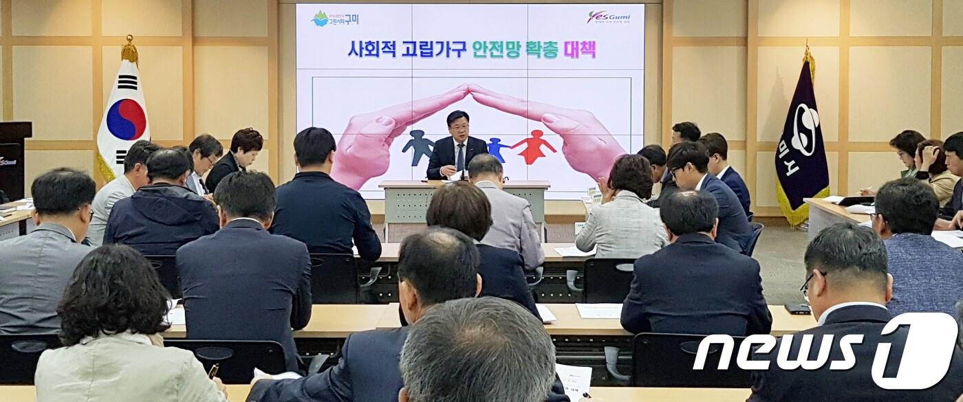 본문 이미지 - 9일 경북 구미시청에서 열린 '사회적고립가구 안전망 확충을 위한 긴급대책회의'에서 이묵 구미시장권한대행이 회의를 주제하고 있다.이날 회의는 지난 3일 구미시 봉곡동 원룸에서 발생한 20대 아빠와 아이가 숨진 채 발견된 사건과 관련, 구미시 및 유관기관 관계자들이 모여 사회적고립가구 발굴 및 유관기관 연계시스템 구축 등에 대한 대책을 논의하기 위해 마련됐다(구미시제공02018.5.9/뉴스1 ⓒ News1 정우용 기자