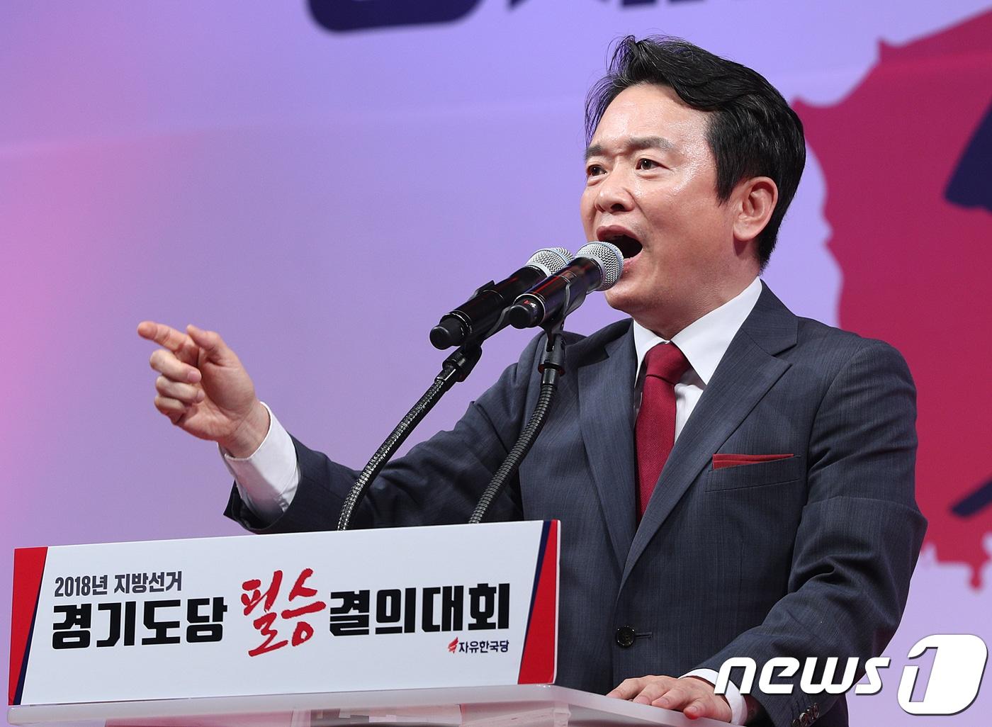 본문 이미지 - 남경필 경기도지사가 9일 오후 경기 안양시 안양실내체육관에서 열린 6·13지방선거 경기도당 필승결의대회에서 필승 각오를 밝히고 있다. 2018.5.9/뉴스1 ⓒ News1 신웅수 기자