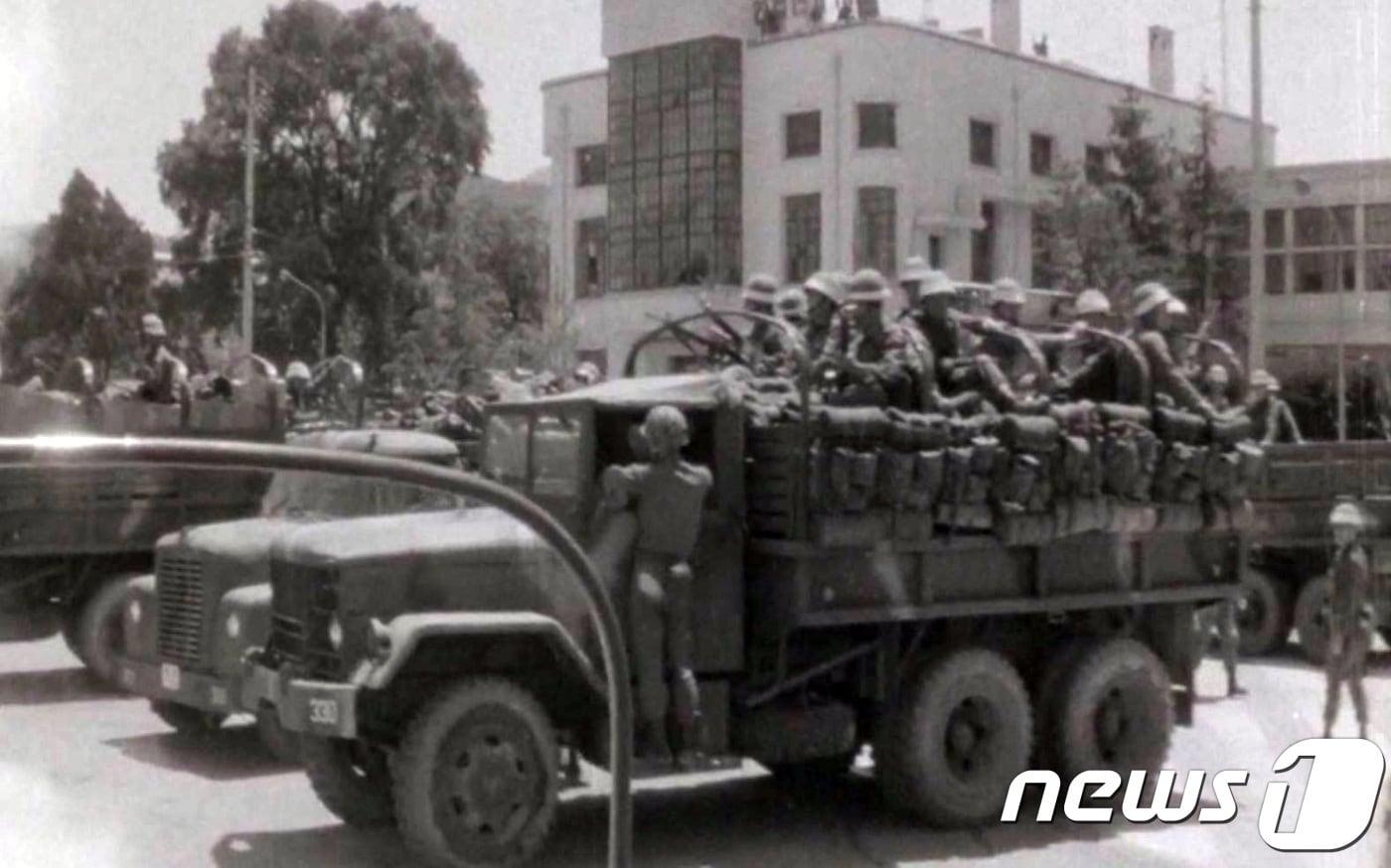 본문 이미지 - 5‧18 민주화운동기록관은 9일 1980년 5월 광주 민중항쟁을 기록한 영상을 공개했다. 이날 처음으로 공개된 영상은 80년 5월20일부터 6월1일까지 국군통합병원과 적십자병원 환자 치료 상황, 전남도청 기자회견 등 광주 일대와 근교를 촬영한 기록이다. 사진은 전남도청을 장악한 계엄군의 모습.(5.18민주화운동기록관 제공 영상 캡처)2018.5.9/뉴스1 ⓒ News1 박준배 기자