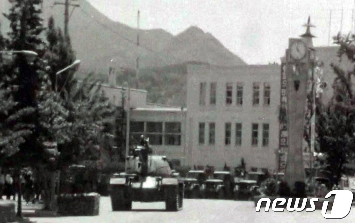 1980년 5‧18 민주화운동 당시 전남도청앞에 주둔한 계엄군 탱크 모습. 5.18민주화운동기록관 제공 영상 캡처)2018.5.9/뉴스1 