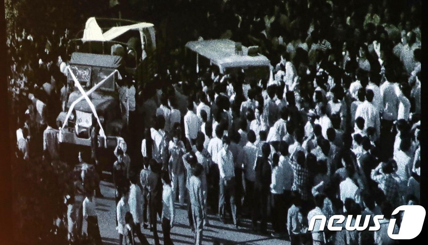 1980년 5월 광주 시민들의 모습.(5.18민주화운동기록관 상영 영상 갈무리) /뉴스1 ⓒ News1