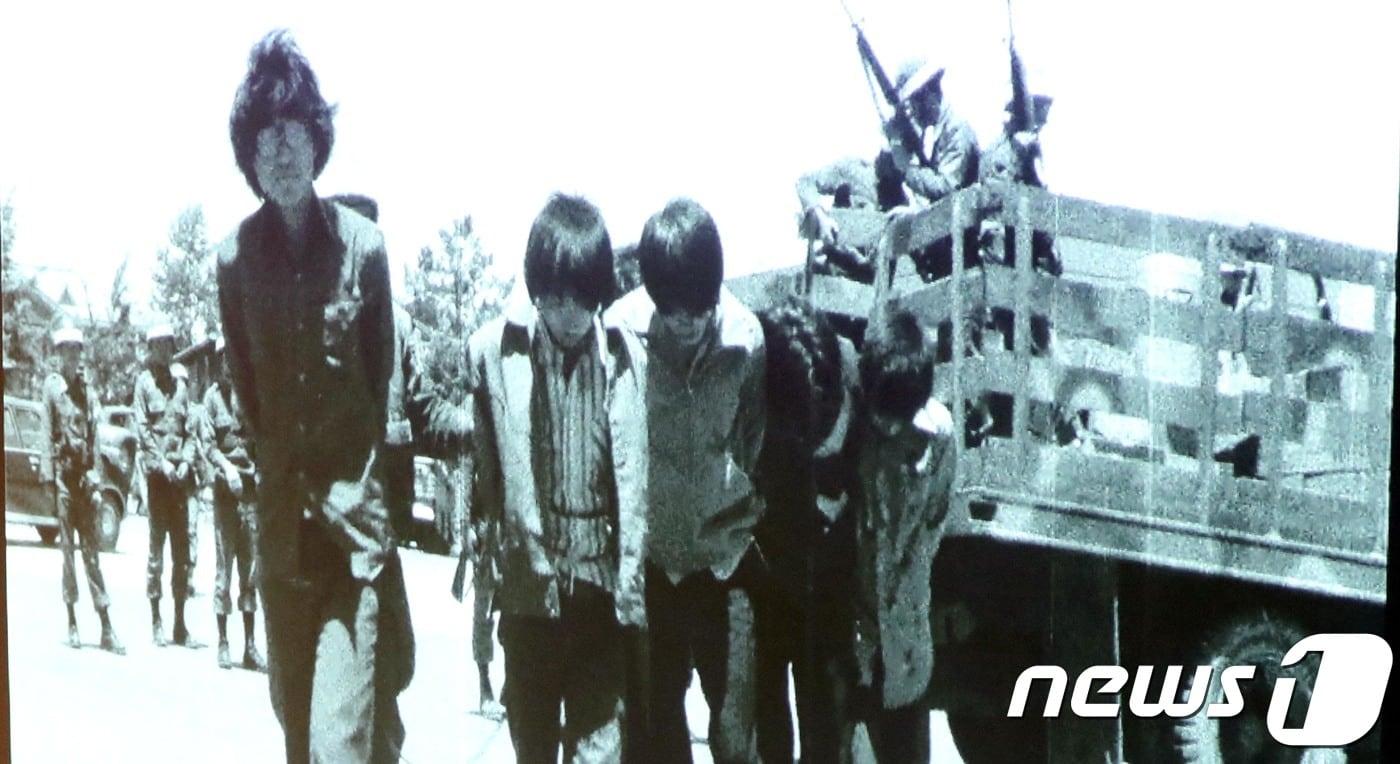 본문 이미지 - 5‧18 민주화운동기록관이 공개한 1980년 5월 광주 민중항쟁을 기록한 영상.ⓒ News1 