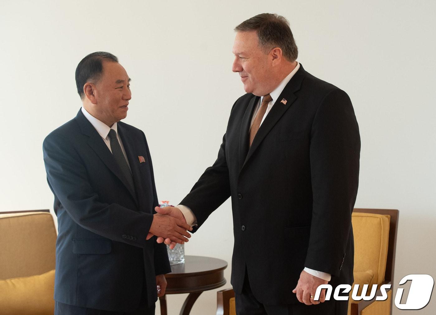 본문 이미지 - 지난해 5월31일(현지시간) 미국 뉴욕에서 열린 북미 고위급회담에서 김영철 북한 노동당 부위원장 겸 통일전선부장과 마이크 폼페이오 미국 국무장관이 악수를 나누고 있다.. ⓒ AFP=뉴스1