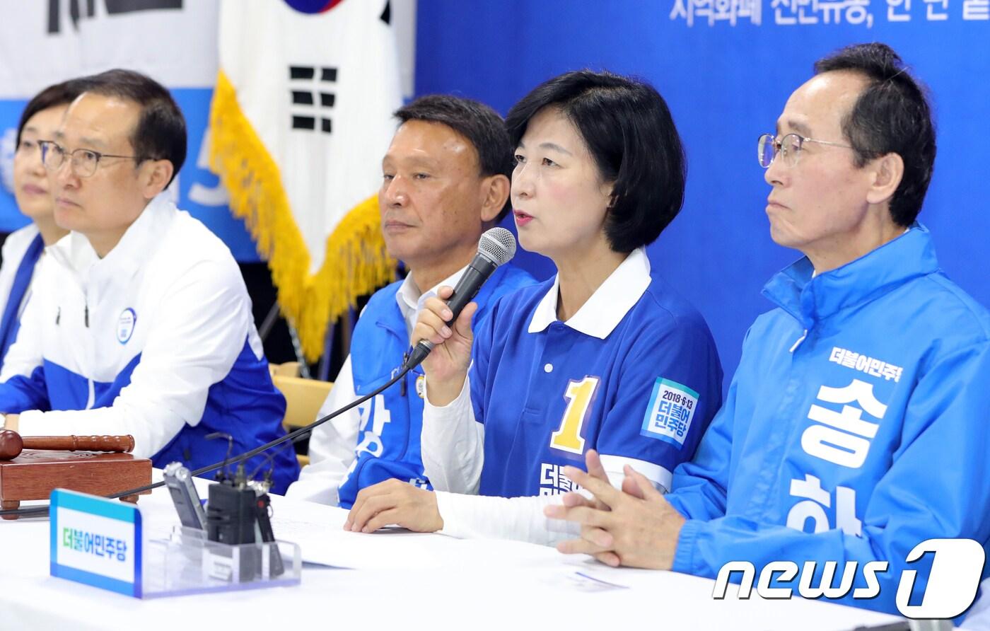 본문 이미지 - 추미애 더불어민주당 대표가 1일 오전 전북 군산시 수송동 강임준 군산시장 후보 사무실에서 열린 중앙선거대책위원회 회의에 참석해 모두발언을 하고 있다.2018.6.1/뉴스1 ⓒ News1 문요한 기자
