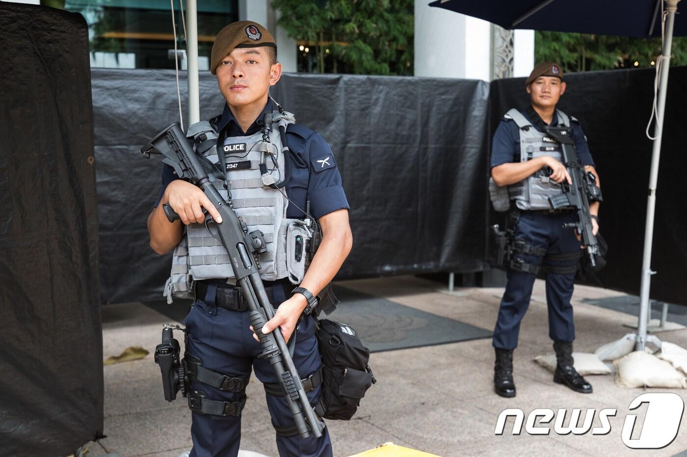 아시아안보회의 개막일인 6월1일 싱가포르 샹그릴라 호텔에 네팔 구르카 용병인 무장경찰이 배치돼 경계근무를 하고 있다. ⓒ News1 유승관 기자