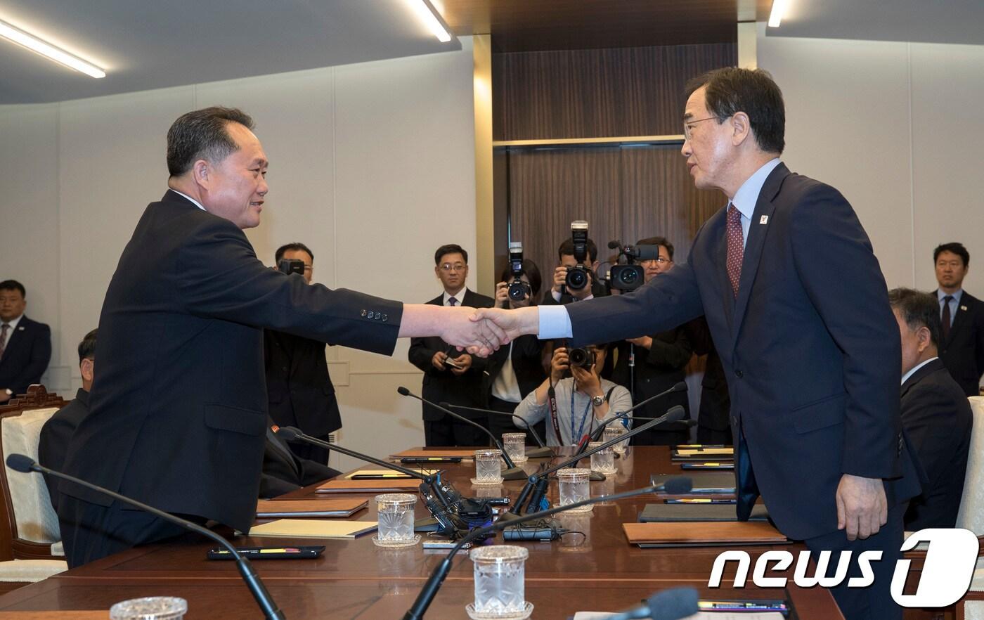 본문 이미지 - 조명균 통일부 장관과 리선권 북한 조국평화통일위원회 위원장이 1일 오후 판문점 남측 평화의집에서 열린 '남북고위급회담'을 마친 뒤 공동보도문을 교환한 후 악수하고 있다. 2018.6.1/뉴스1 ⓒ News1 사진공동취재단