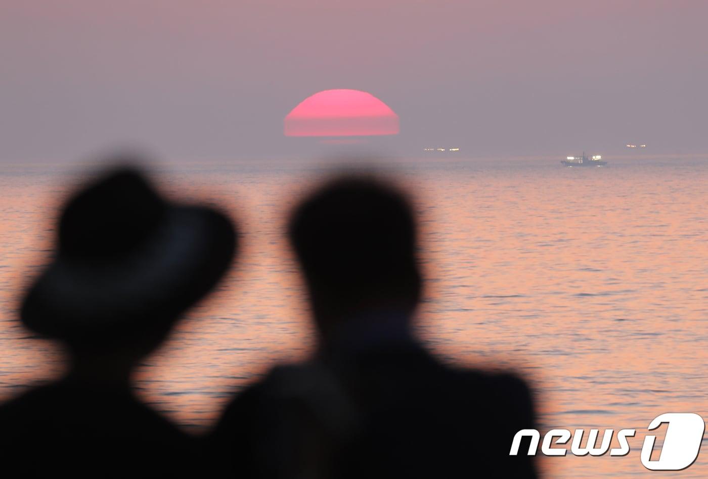 1일 제주시 용담동 해안에서 한 연인이 해지는 풍경을 즐기고 있다.. <strong>사진과 기사 내용은 아무 관계 없습니다.</strong> 2018.6.1/뉴스1 ⓒ News1 고동명 기자