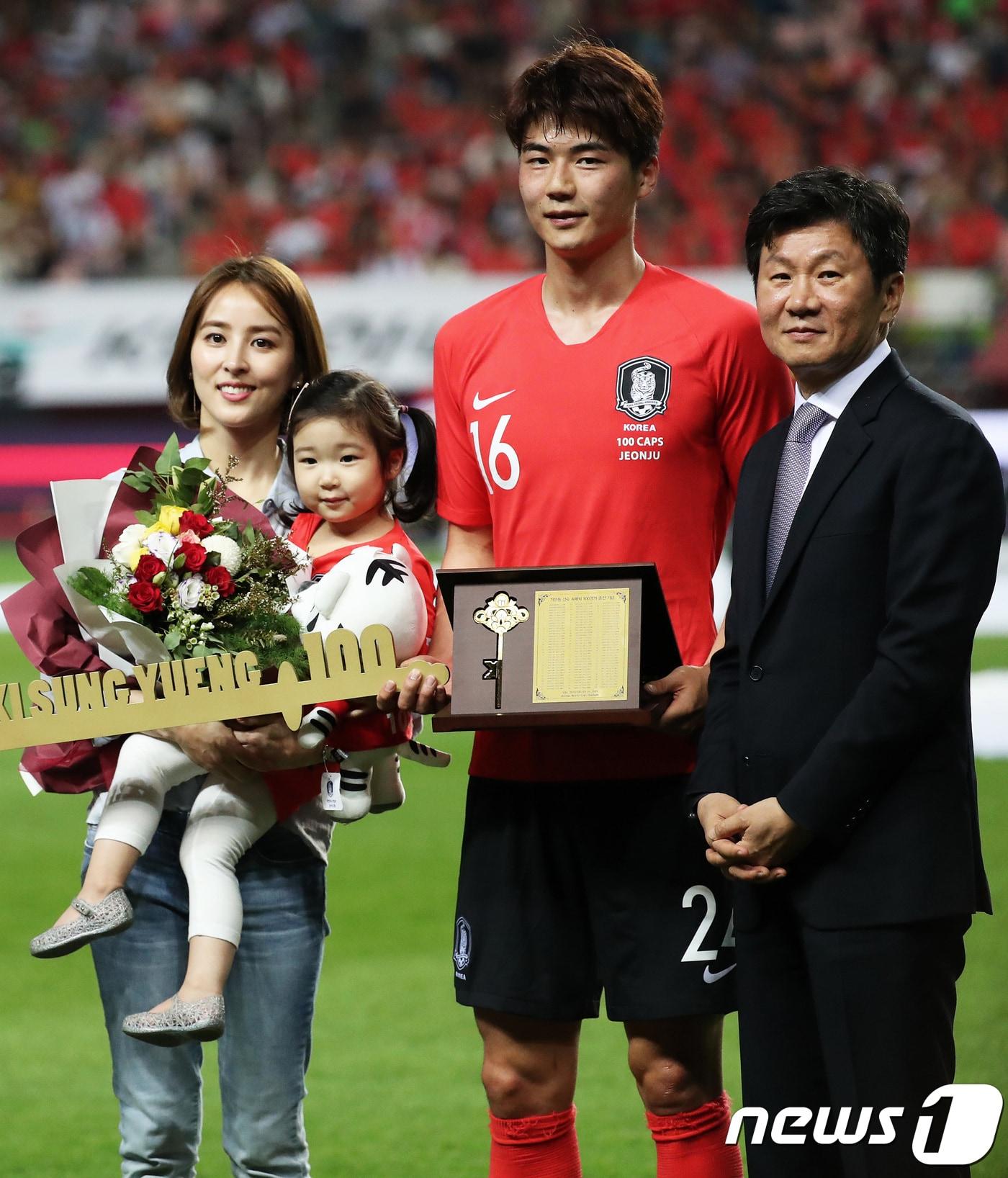 본문 이미지 - 축구대표팀 기성용이 1일 오후 전북 전주시 덕진구 전주월드컵경기장에서 열린 KEB하나은행 초청 축구국가대표팀 친선경기 대한민국-보스니아 헤르체고비나의 경기 하프타임 도중 센추리클럽 가입을 기념하는 황금열쇠를 선물받고 있다. 신태용호는 이날 유럽의 강호 보스니아를 '가상 스웨덴'으로 설정하고 2018 FIFA 러시아 월드컵 16강 진출의 향배를 가를 F조 1차전 스웨덴전을 위한 해법을 찾는다. 2018.6.1/뉴스1 ⓒ News1 오대일 기자