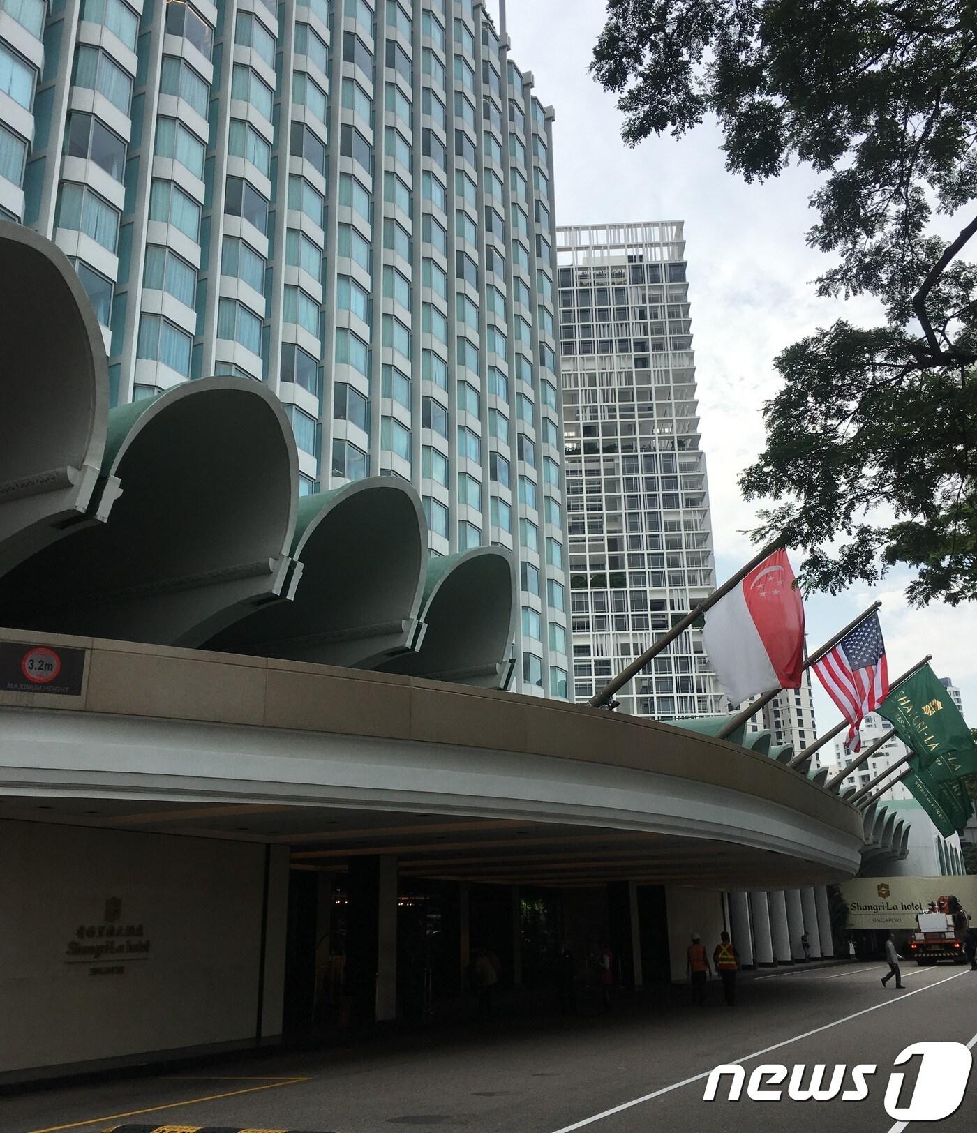 본문 이미지 - 성조기가 게양된 샹그릴라 호텔ⓒ News1