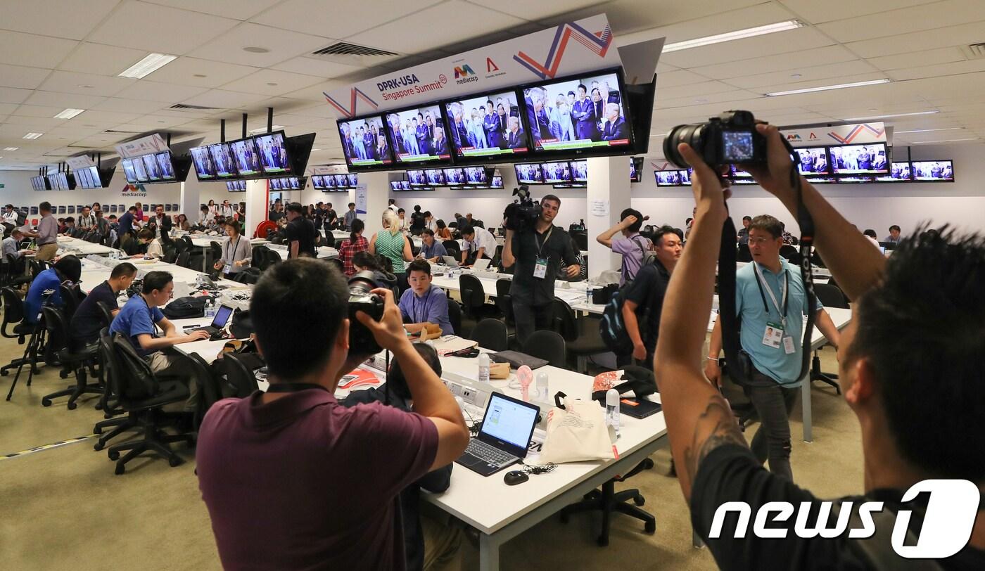 북미정상회담을 이틀 앞둔 10일 프레스센터가 마련된 싱가포르 F1(포뮬러원) 경기장에서 취재진들이 취재를 하고 있다. 2018.6.10/뉴스1 ⓒ News1 허경 기자