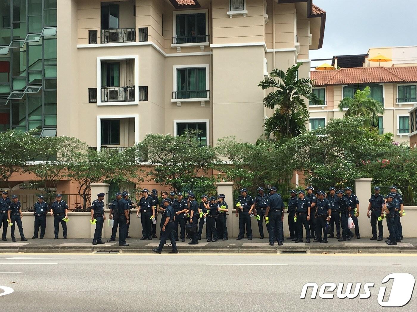 본문 이미지 - 10일(현지시간) 샹그릴라 호텔 입구 근처에서 수십명 병력이 후송차량에서 내려 호텔로 들어갔다. ⓒ News1